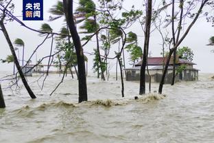 记者：国足曾在20分钟内送中国香港6次角球、4次任意球机会